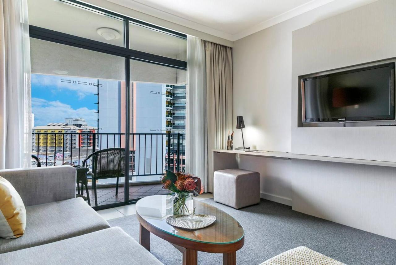 Apartment Bird's Eye Views From Chic Harbourside Abode *