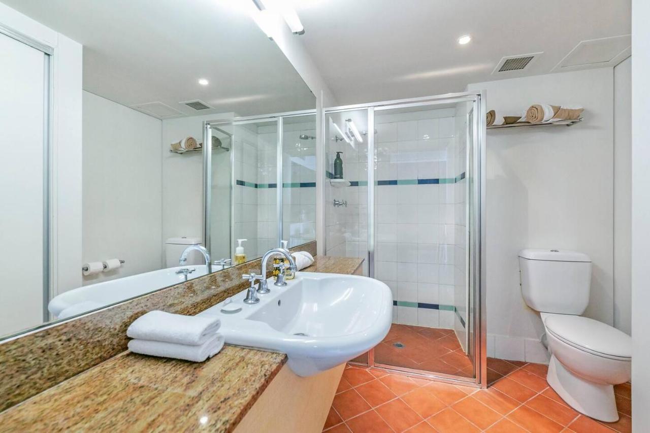Apartment Bird's Eye Views From Chic Harbourside Abode *